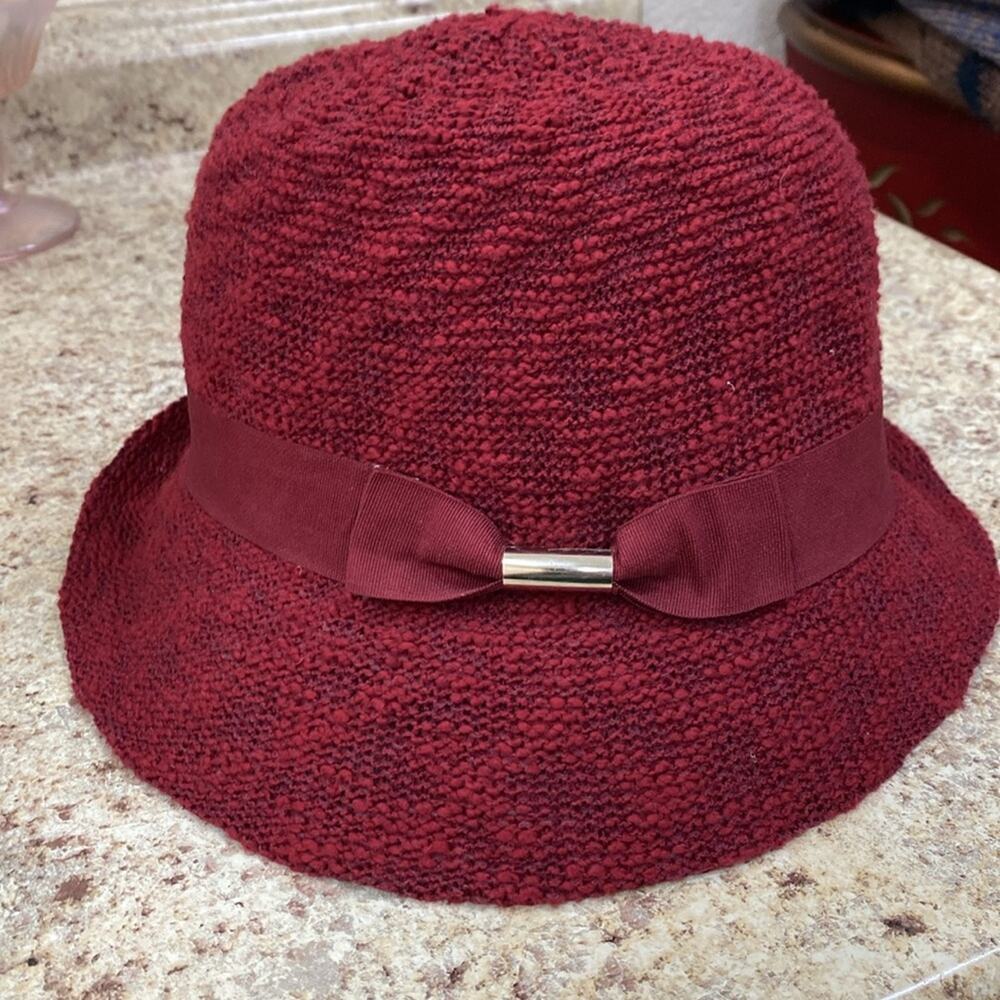 Collection Eighteen burgundy knit cloche hat